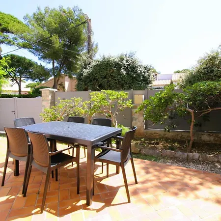 Villa Hyegrasse Pour 6 Personnes A 100 Metres De La Situe Sur Le Port D'hyeres Hyeres